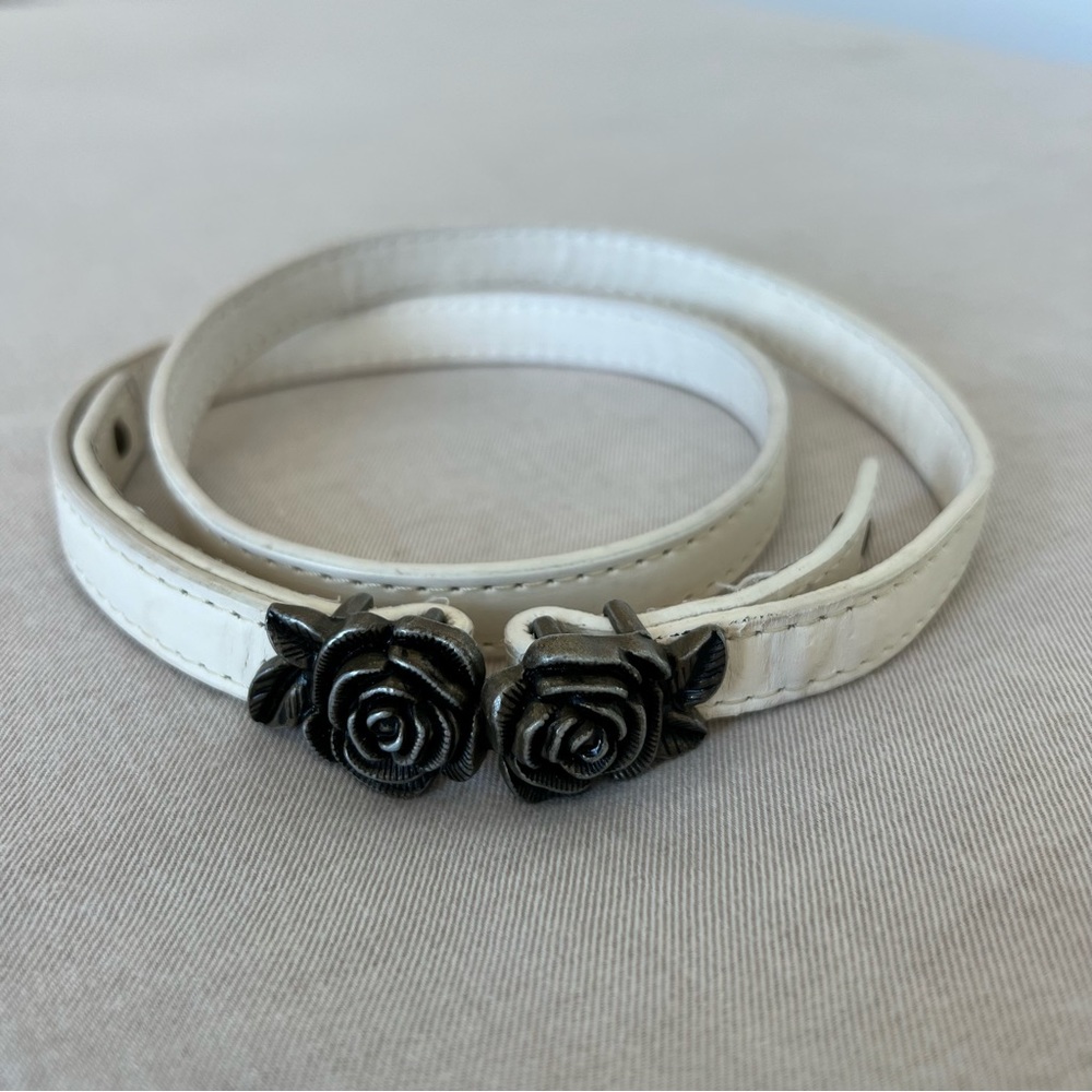 Waist belt with rose closure